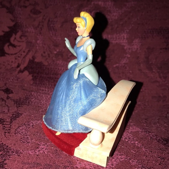 🎄🎅SALE-Hallmark 2007 Ornament Disney CINDERELLA, "THE GLASS SLIPPER" on Stairs - Picture 5 of 6